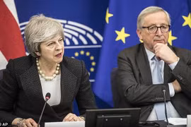 Thủ tướng Anh Theresa May và Chủ tịch Ủy ban châu Âu (EC) Jean-Claude Juncker. (Nguồn: AP)
