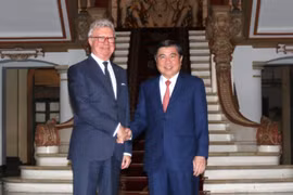 Ông Nguyễn Thành Phong, Chủ tịch Ủy ban Nhân dân Thành phố Hồ Chí Minh, tiếp ông Paul de Jersey, Thống đốc bang Queensland (Australia). (Ảnh: Thanh Vũ/TTXVN)