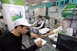 Khách hàng giao dịch tại Vietcombank. (Ảnh: Trần Việt/TTXVN)