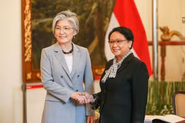 Ngoại trưởng Hàn Quốc Kang Kyung-wha (trái) và người đồng cấp Indonesia Retno Marsudi. (Nguồn: Yonhap)
