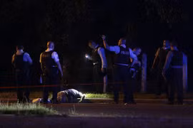 Cảnh sát điều tra tại hiện trường vụ nổ súng gần West Lake, Chicago (Mỹ). (Ảnh: AFP/TTXVN)