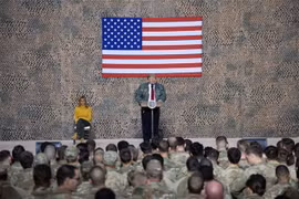 Tổng thống Mỹ Donald Trump (giữa, phía xa) tại căn cứ không quân Al Asad trong chuyến thăm bất ngời tới Iraq, ngày 26/12/2018. (Ảnh: AFP/TTXVN)