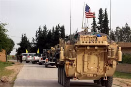 Đoàn xe của các lực lượng Mỹ được triển khai tại làng Darbasiyah, Syria, ngày 28/4/2017. (Ảnh: AFP/TTXVN)