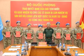 Thượng tướng Nguyễn Chí Vịnh trao Quyết định của Chủ tịch nước cho các sỹ quan đi làm nhiệm vụ gìn giữ hòa bình Liên hợp quốc tại Nam Sudan và Cộng hòa Trung Phi. (Ảnh: Dương Giang/TTXVN) 