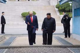 Ngày 30/6/2019, Tổng thống Mỹ Donald Trump (trái) và nhà lãnh đạo Triều Tiên Kim Jong-un (phải) bất ngờ gặp lại nhau tại làng đình chiến Panmunjom trong Khu phi quân sự (DMZ) chia cắt hai miền Triều Tiên. (Ảnh: THX/TTXVN)