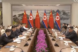 (Ảnh chụp từ đài truyền hình CCTV của Trung Quốc): Nhà lãnh đạo Triều Tiên Kim Jong-un (phải) trong cuộc hội đàm với Chủ tịch Trung Quốc Tập Cận Bình (thứ 2, trái) tại Bình Nhưỡng, ngày 20/6/2019. (Ảnh: Yonhap/TTXVN)