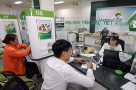Khách hàng giao dịch tại Vietcombank. (Ảnh: Trần Việt/TTXVN)