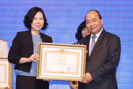 Thủ tướng Nguyễn Xuân Phúc trao tặng Bằng khen của Thủ tướng Chính phủ cho Thông tấn xã Việt Nam vì thành tích xuất sắc tại WEF ASEAN 2018. (Ảnh: Thống Nhất/TTXVN)