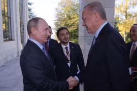 Tổng thống Nga Vladimir Putin (trái, phía trước) và Tổng thống Thổ Nhĩ Kỳ (phải) trong cuộc gặp tại Sochi (Nga) ngày 22/10/2019. (Ảnh: THX/TTXVN)
