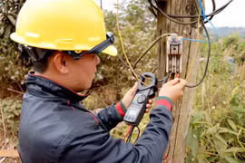 Nhân viên Điện lực Đắk Mil đo thử điện áp theo yêu cầu của khách hàng. (Ảnh: Hưng Thịnh/TTXVN)