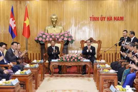 Quang cảnh buổi thăm và làm việc của Chủ tịch Quốc hội Campuchia Samdech Heng Samrin với Tỉnh ủy Hà Nam. (Ảnh: Văn Điệp/TTXVN)