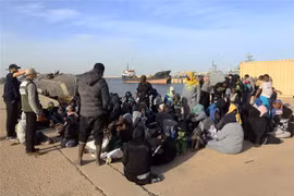 Người di cư tại căn cứ hải quân ở Tripoli, Libya. (Ảnh: AFP/TTXVN)