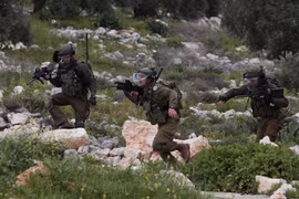 Binh sỹ Israel trong cuộc đụng độ với người biểu tình Palestine tại làng Kufr Qadoom, gần thành phố Nablus, Bờ Tây, ngày 15/3/2019. (Ảnh: THX/TTXVN)