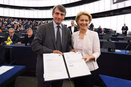Chủ tịch Nghị viện châu Âu David-Maria Sassoli (trái) chúc mừng tân Chủ tịch Ủy ban châu Âu (EC) Ursula von der Leyen (phải) vừa đắc cử tại trụ sở Nghị viện châu Âu ở Strasbourg, Pháp ngày 16/7/2019. (Ảnh: AFP/TTXVN)
