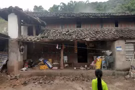 Mái ngói một ngôi nhà bị hư hại sau trận động đất ở Trung Quốc. (Ảnh: THX/TTXVN)