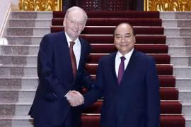 Thủ tướng Nguyễn Xuân Phúc tiếp cựu Thủ tướng Canada Jean Chretien. (Ảnh: Thống Nhất/TTXVN)