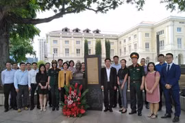 Đại sứ Tào Thị Thanh Hương (áo vàng) cùng đại diện các cơ quan và cộng đồng người Việt tại Singapore dâng hoa tưởng niệm 129 năm ngày sinh Hồ Chủ Tịch, chiều 19/5. (Ảnh: PV/Vietnam+)
