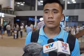 Tiền vệ Bùi Tiến Dụng trả lời phỏng vấn phóng viên báo chí tại sân bay Phnom Penh. (Ảnh: Nhóm phóng viên TTXVN tại Campuchia)