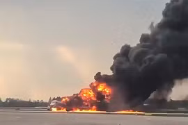 Máy bay chở khách bốc cháy dữ dội tại sân bay Sheremetyevo, Nga ngày 5/5/2019. (Ảnh: AFP/TTXVN)