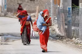 Người dân đi bộ dưới tiết trời nắng nóng ở Churu, bang Rajasthan, Ấn Độ ngày 4/6/2019. (Ảnh: AFP/TTXVN)