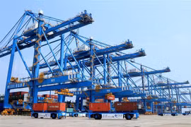 Xếp dỡ hàng hóa tại cảng ở Thanh Đảo, tỉnh Sơn Đông, miền đông Trung Quốc, ngày 16/5/2018. (Ảnh: THX/TTXVN)