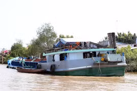 Phương tiện khai thác cát trái phép bị bắt quả tang. (Ảnh: Công an Sóc Trăng cung cấp)