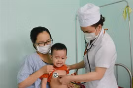 Điều trị cho bệnh nhân mắc sởi. (Ảnh minh họa. Tuấn Anh/TTXVN)
