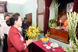 [Photo] Chủ tịch Quốc hội dâng hương tưởng niệm Chủ tịch Hồ Chí Minh