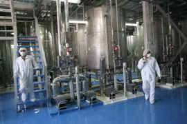 Kỹ thuật viên làm việc trong cơ sở làm giàu urani Isfahan, cách thủ đô Tehran của Iran 420km về phía Nam. (Ảnh: AFP/TTXVN)