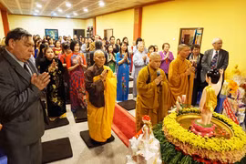 Nghi lễ trong Đại lễ Phật đản tại Trung tâm Văn hóa Phật giáo chùa Most. (Ảnh: Hồng Kỳ/Vietnam+)