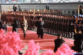 Chủ tịch Triều Tiên Kim Jong-un (giữa) duyệt đội danh dự tại nhà ga ở Bình Nhưỡng ngày 24/2/2019, trước khi lên đường tới Việt Nam. (Ảnh: THX/TTXVN)