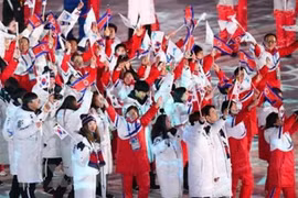 Các vận động viên Hàn Quốc và Triều Tiên tại lễ bế mạc Olympic PyeongChang 2018. (Nguồn: Kyodo/TTXVN)