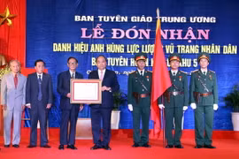 Thủ tướng Nguyễn Xuân Phúc trao tặng danh hiệu Anh hùng Lực lượng vũ trang nhân dân cho Ban Tuyên huấn Khu ủy Khu 5. (Ảnh: Thống Nhất/TTXVN)