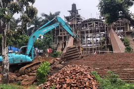 Cưỡng chế phá dỡ công trình xây dựng trái phép (được gọi là “cung điện”) tại thôn Phú Yên, xã Yên Bài, Ba Vì. (Ảnh: Minh Nghĩa/Vietnam+)