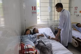 Chị Viễn và cháu Hà đang được theo dõi tại Bệnh viện đa khoa Hà Tĩnh. (Ảnh: Tường-Minh/Vietnam+)