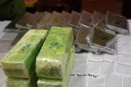 Tang vật thu giữ 19 bánh heroin, 4kg ma túy dạng đá tại cơ quan Cảnh sát điều tra. (Ảnh: Bích Huệ/TTXVN)