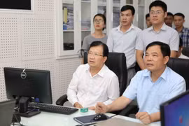 Phó Thủ tướng Trịnh Đình Dũng theo dõi bản đồ diễn biến thời tiết. (Ảnh: Dương Giang/TTXVN)
