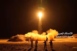 Một vụ phóng tên lửa đạn đạo do phiến quân Houthi ở Yemen tiến hành nhằm vào Saudi Arabia. (Nguồn: Reuters/TTXVN)