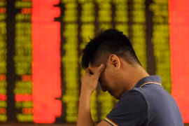 Nhà đầu tư theo dõi tỷ giá chứng khoán tại sàn giao dịch chứng khoán ở Hình Đài, tỉnh Hà Bắc, Trung Quốc. (Nguồn: THX/TTXVN)