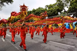 Đoàn múa rồng diễu hành. (Ảnh: Thành Đạt/TTXVN)