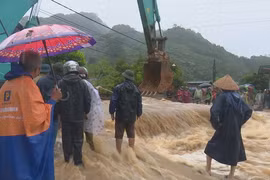 Mưa liên tục khiến nước dâng cao tại huyện Mộc Châu (Sơn La). (Ảnh: TTXVN phát)