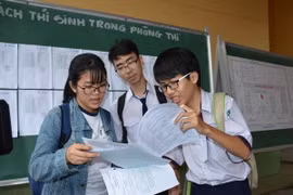 Thí sinh trao đổi sau khi kết thúc thời gian làm bài thi môn Ngoại ngữ. (Ảnh: Thu Hoài/TTXVN)