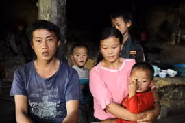 Người lao động ở Lào Cai vượt biên trái phép sang Trung Quốc làm thuê, ruộng nương bỏ hoang, con cái bơ vơ thiếu hơi ấm và bàn tay chăm sóc của cha mẹ. (Ảnh: Việt Hoàng/TTXVN)