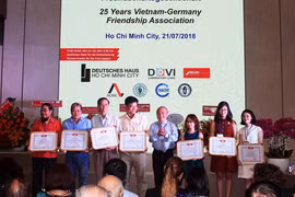Ông Huỳnh Minh Thiện, Chủ tịch Liên hiệp các tổ chức hữu nghị Thành phố Hồ Chí Minh trao tặng Bằng khen cho các cá nhân, đại diện tập thể có thành tích đóng góp cho sự phát triển của Hội. (Ảnh: Xuân Khu/TTXVN)