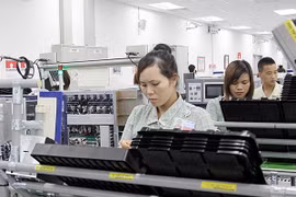 Dây chuyền sản xuất linh kiện điện thoại di động tại Samsung Thái Nguyên. (Ảnh: Tuấn Anh/TTXVN)