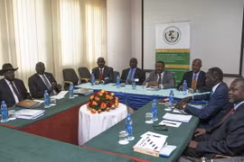 Tổng thống Nam Sudan Salva Kiir (trái) và thủ lĩnh quân nổi dậy Riek Machar (phải) tại vòng đàm phán hòa bình ở Addis Ababa, Ethiopia ngày 3/7. (Nguồn: AFP/TTXVN)