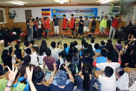 Các vở kịch dựa trên truyện cổ tích Việt Nam gây hứng thú với các trại viên (Ảnh: Trần Quang Vinh/Vietnam+)