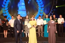 Đại diện báo Điện tử VietnamPlus nhận giải B Giải Báo chí Quốc gia 2015. (Ảnh: Minh Sơn/Vietnam+) 
