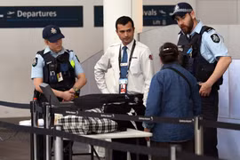 Cảnh sát Australia kiểm tra an ninh tại sân bay Sydney ngày 30/7 vừa qua. (Ảnh: AFP/TTXVN)