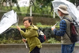 Mưa to gió lớn khi bão Lan đổ bộ vào Tokyo, Nhật Bản ngày 22/10. (Ảnh: AFP/TTXVN)